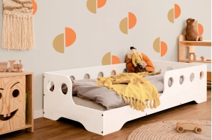 Einzelbett für Kinder mit Rausfallschutz und Lattenrost TILA 5 Montessori Kiefer