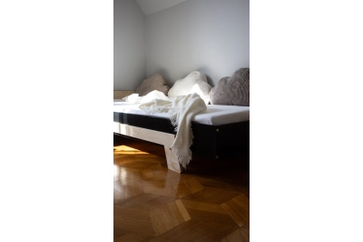 Einzelbett für Kinder mit Rausfallschutz und Lattenrost PUZZLE BR1 Montessori Holz