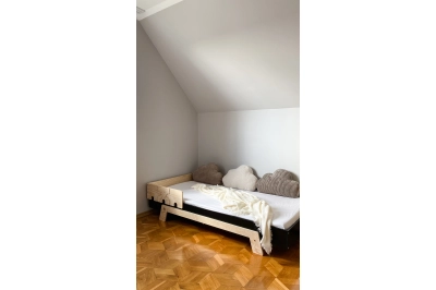 Einzelbett für Kinder mit Rausfallschutz und Lattenrost PUZZLE BR1 Montessori Holz