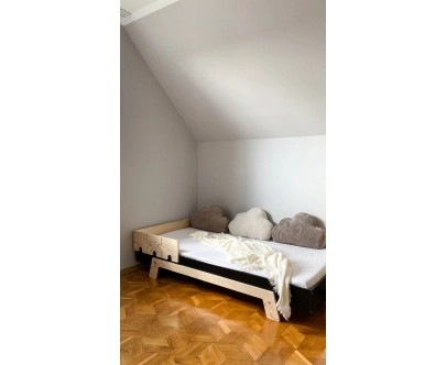 Einzelbett für Kinder mit Rausfallschutz und Lattenrost PUZZLE BR1 Montessori Holz