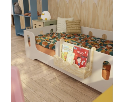 Das Hängeregal für Kinderbetten LULI Montessori aus Holz