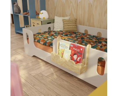 Das Hängeregal für Kinderbetten LULI Montessori aus Holz