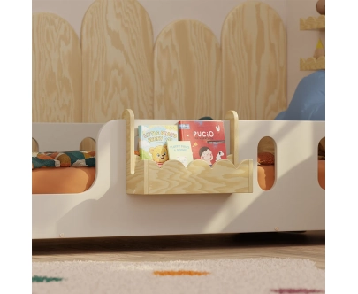 Das Hängeregal für Kinderbetten LULI Montessori aus Holz