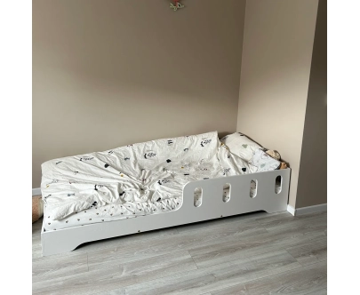 Einzelbett für Kinder mit Rausfallschutz und Lattenrost TILA 6 Montessori Holz