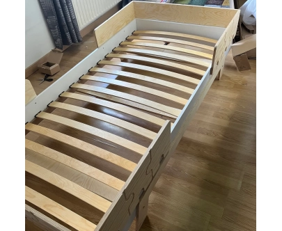Einzelbett für Kinder mit Rausfallschutz und Lattenrost PUZZLE BR2 Montessori Holz