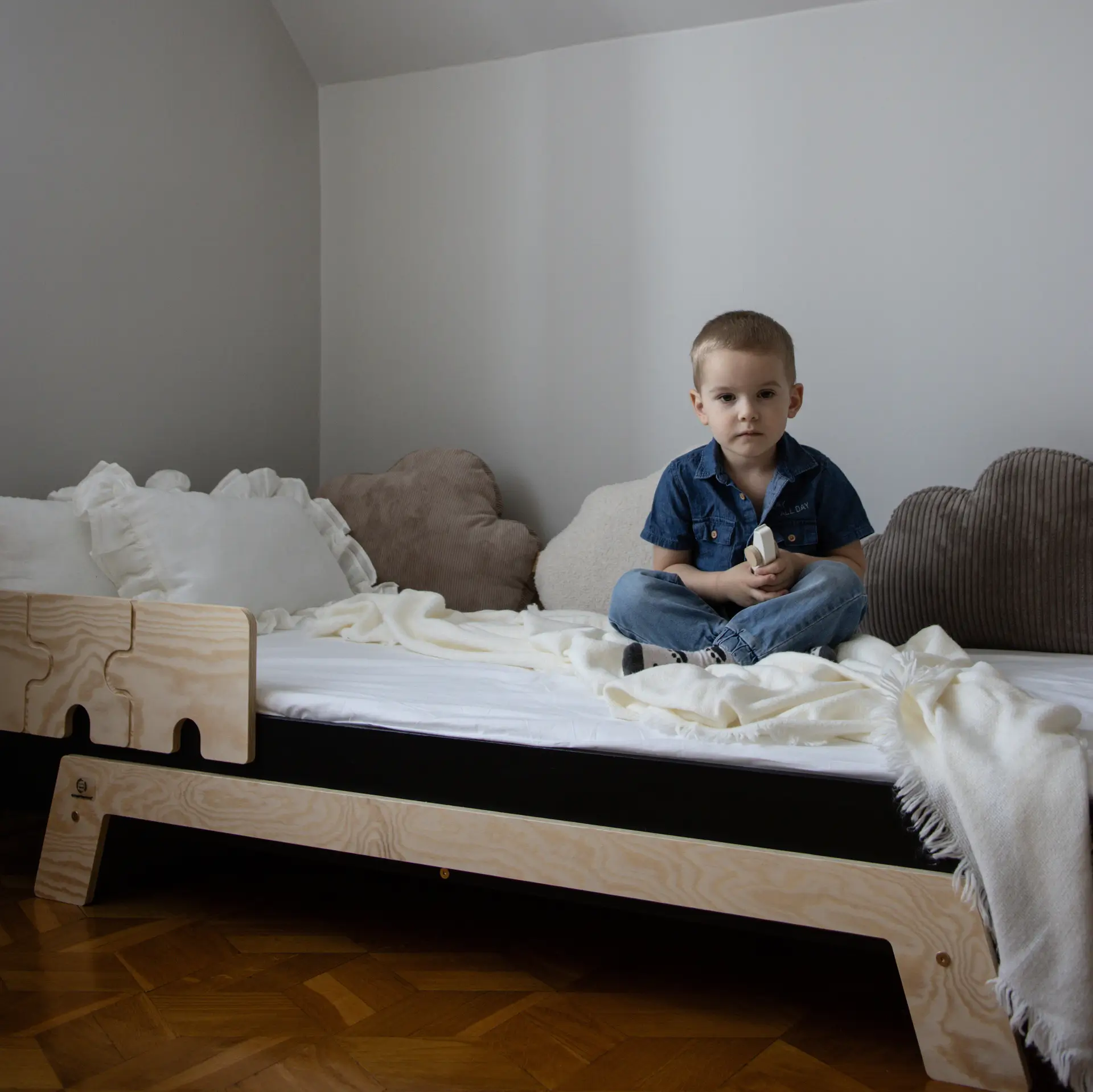 Einzelbett für Kinder mit Rausfallschutz und Lattenrost PUZZLE BR1 Montessori Holz