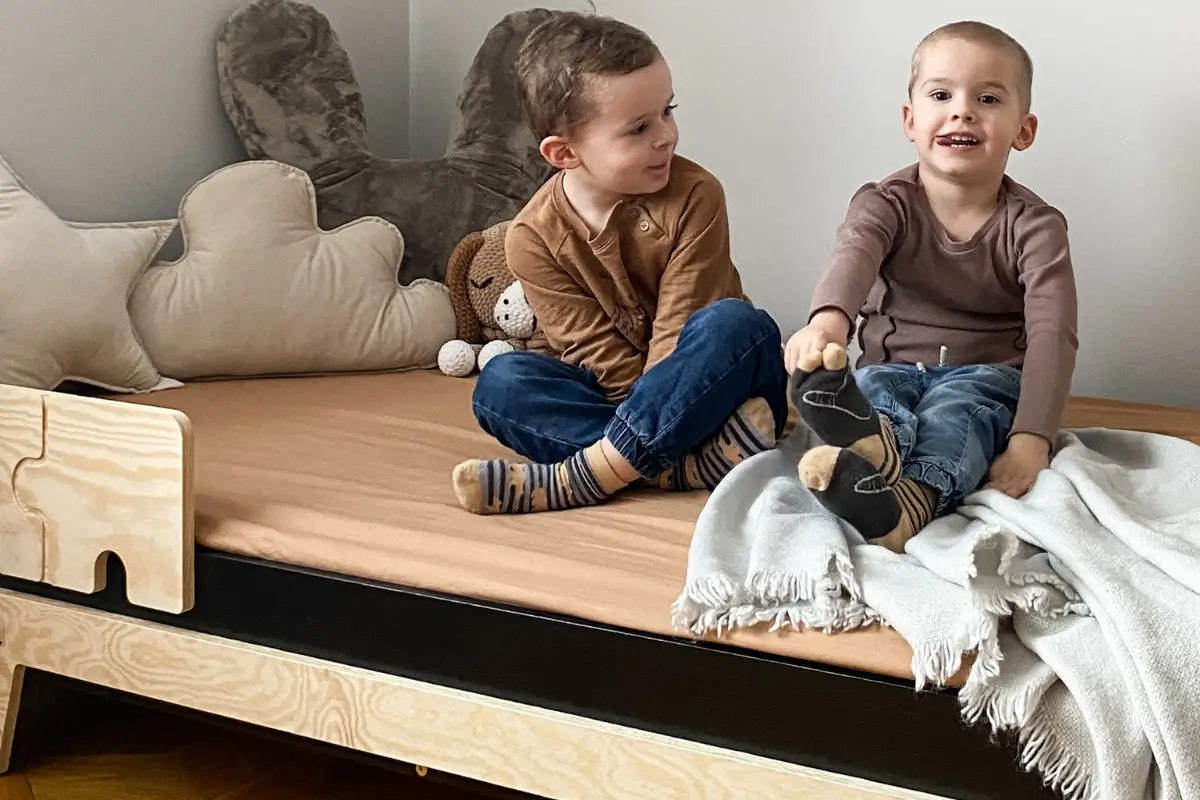 Einzelbett für Kinder mit Rausfallschutz und Lattenrost PUZZLE BR1 Montessori Holz