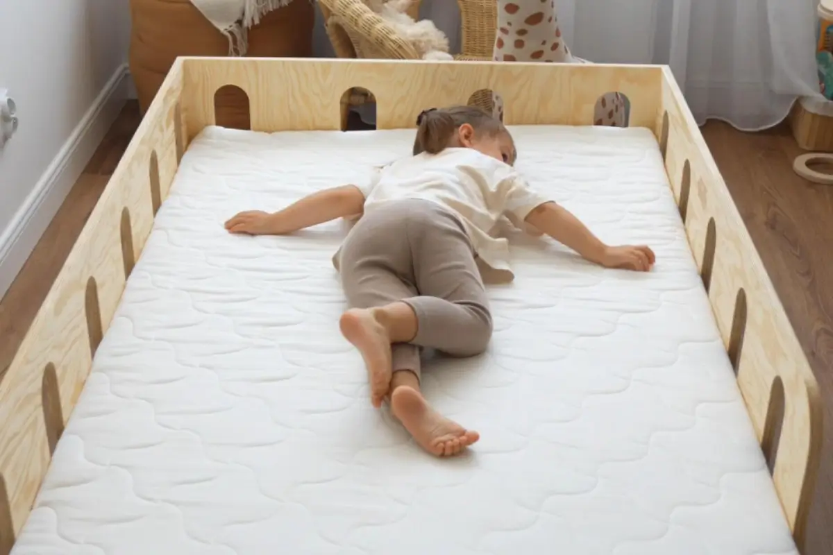 Einzelbett für Kinder mit Rausfallschutz und Lattenrost TILA 2 Montessori Holz