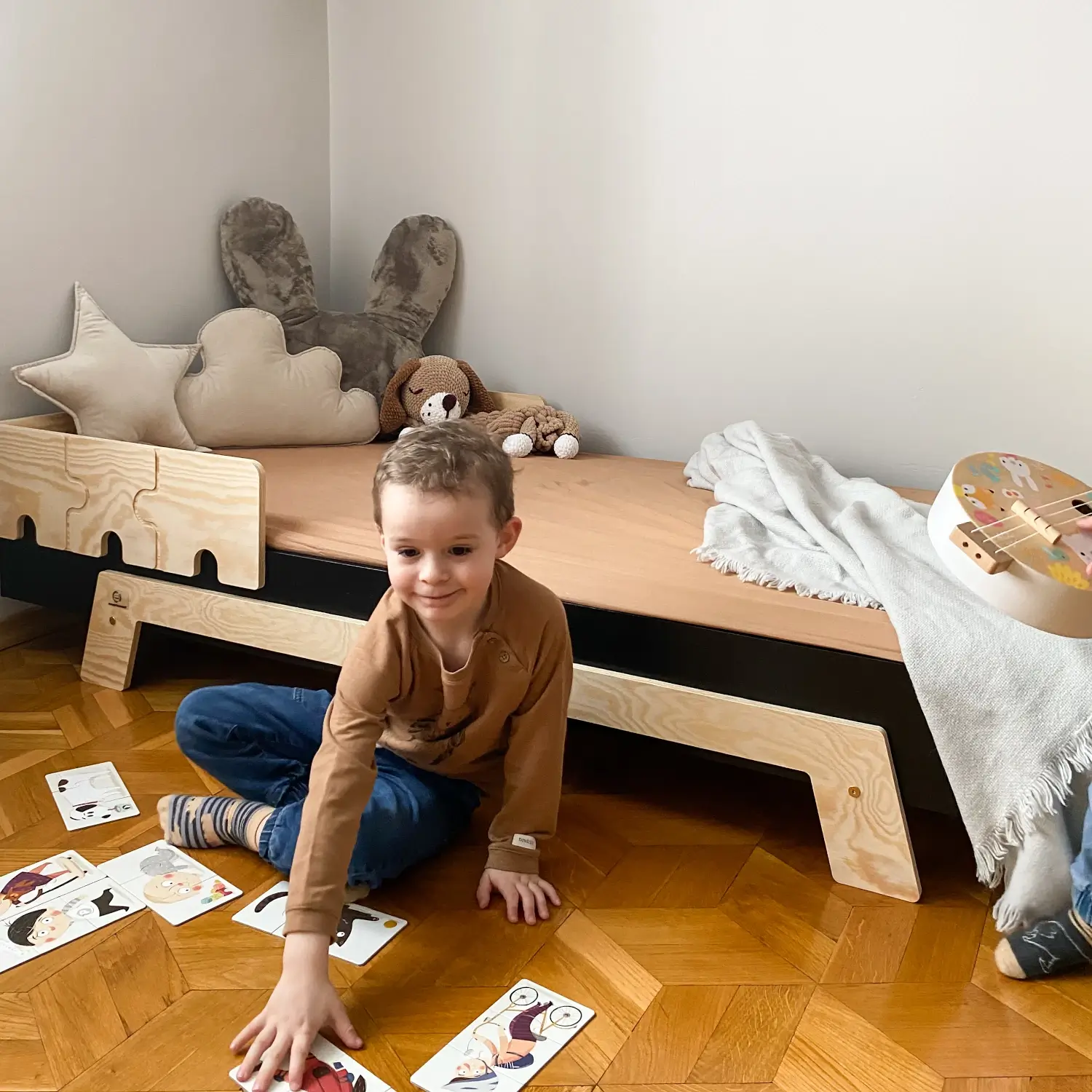 Einzelbett für Kinder mit Rausfallschutz und Lattenrost PUZZLE BR1 Montessori Holz