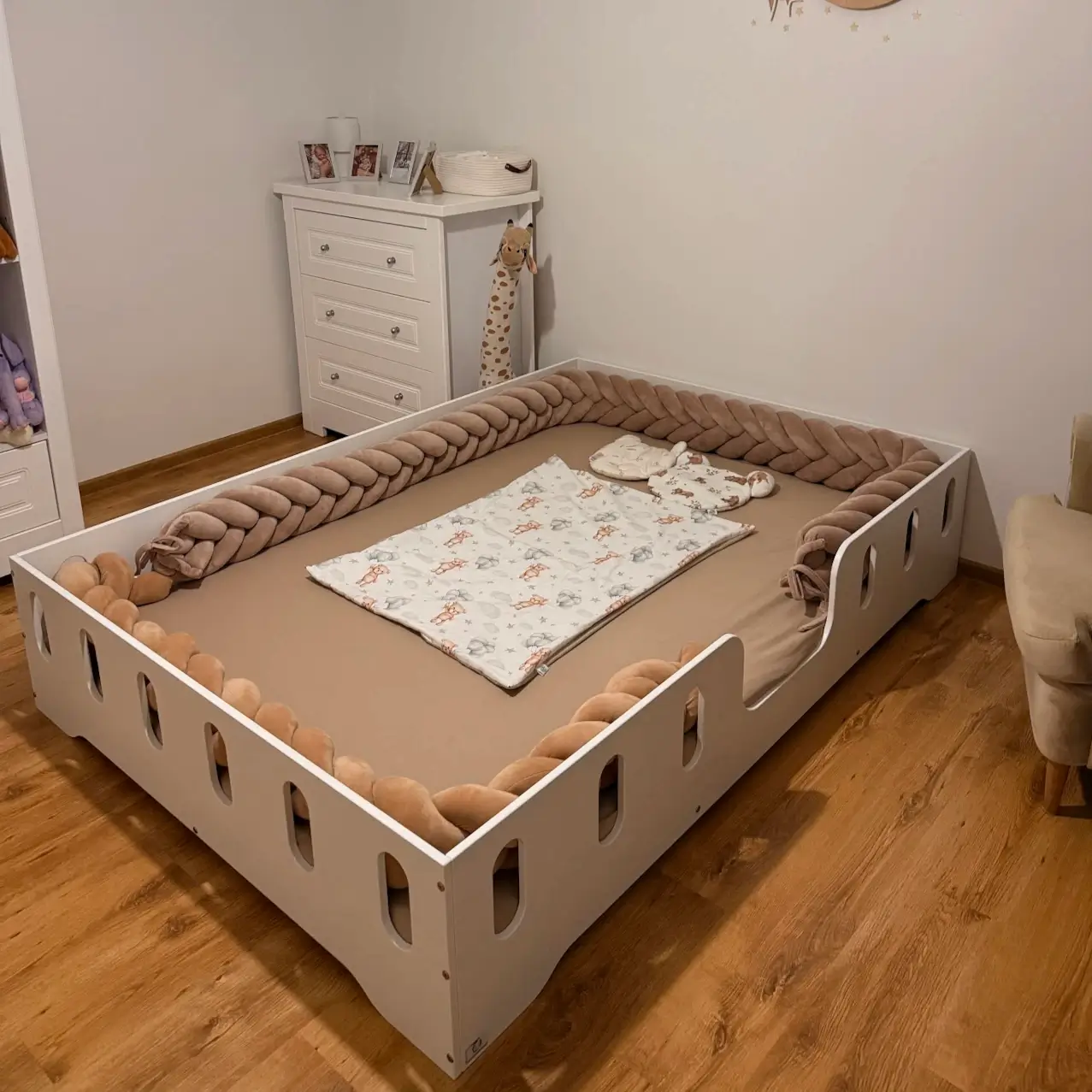 Einzelbett für Kinder mit Rausfallschutz und Lattenrost TILA 2 Montessori Weiss