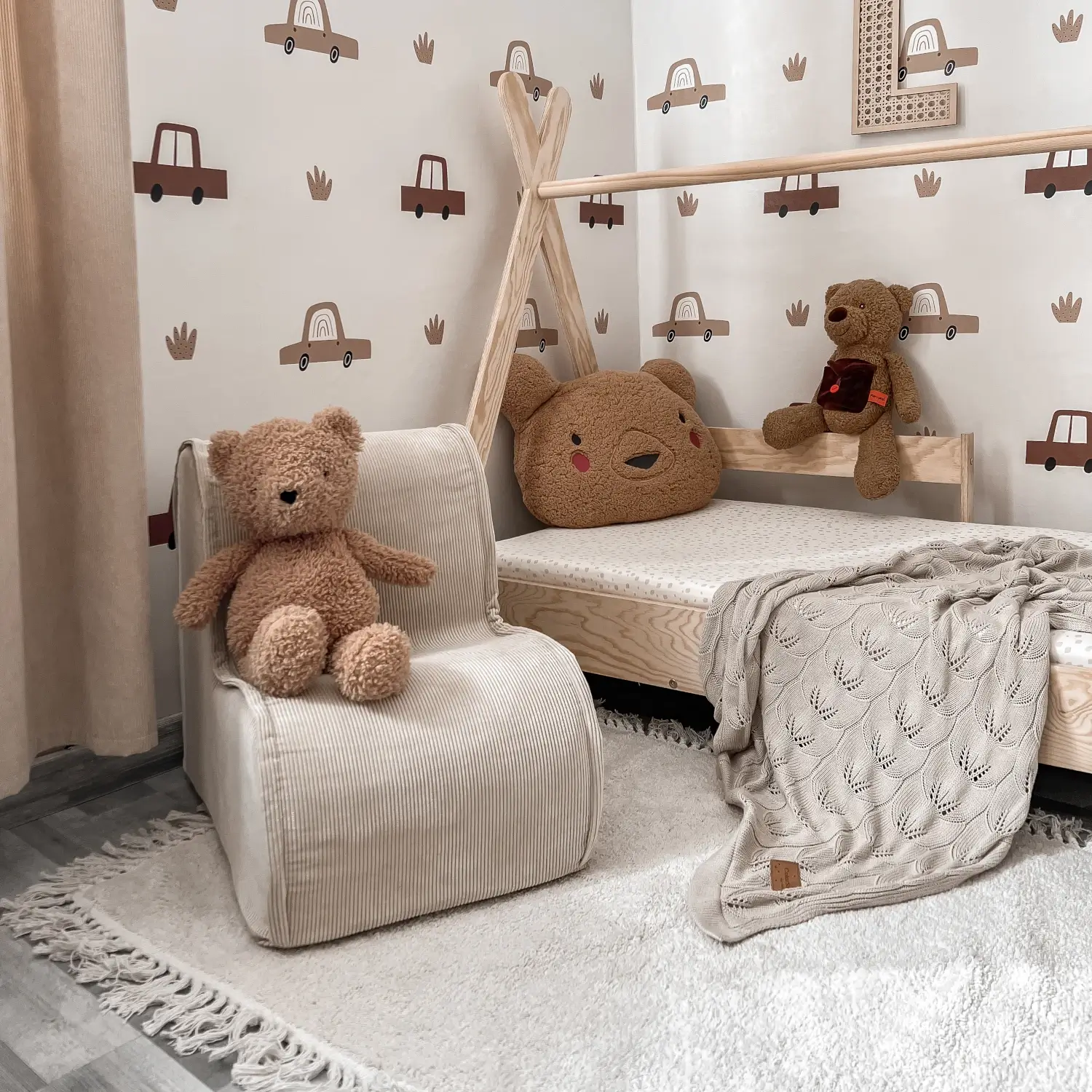 Hausbett für Kinder mit Rausfallschutz und Lattenrost TIPI Montessori Holz