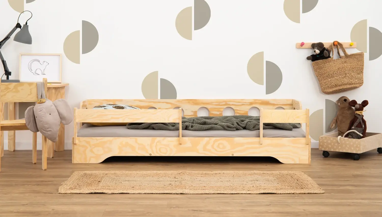 Einzelbett für Kinder mit Rausfallschutz und Lattenrost Sofa TILA 5S Montessori Holz