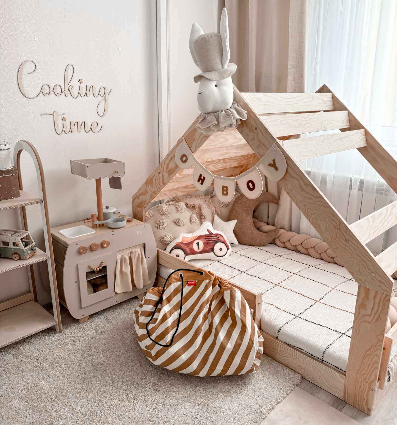 Hausbett für Kinder mit niedriger Konstruktion und Lattenrost MOON G Montessori Holz