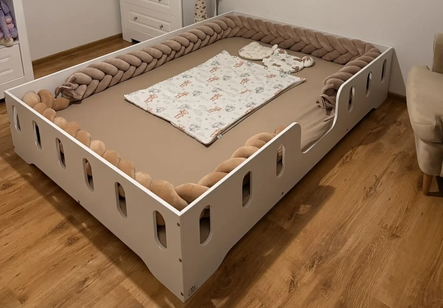 Einzelbett für Kinder mit Rausfallschutz und Lattenrost TILA 2 Montessori Holz