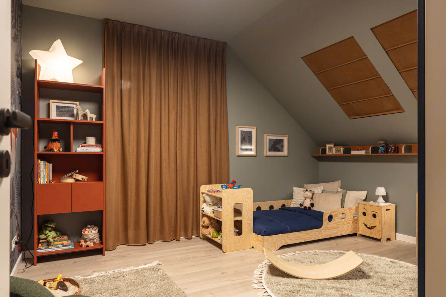 Einzelbett für Kinder mit Rausfallschutz und Lattenrost TILA 5 Montessori Holz