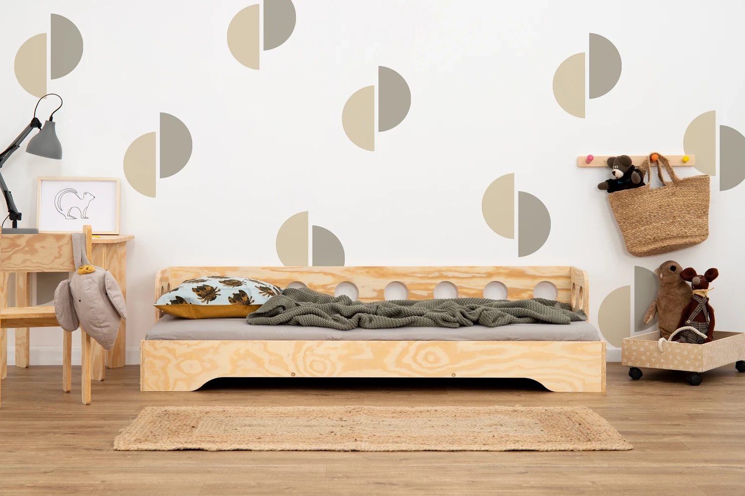 Einzelbett für Kinder mit Rausfallschutz und Lattenrost Sofa TILA 5S Montessori Holz (Wähle die Größe: 140x200 XL - Wähle die Farbe: Weiß)