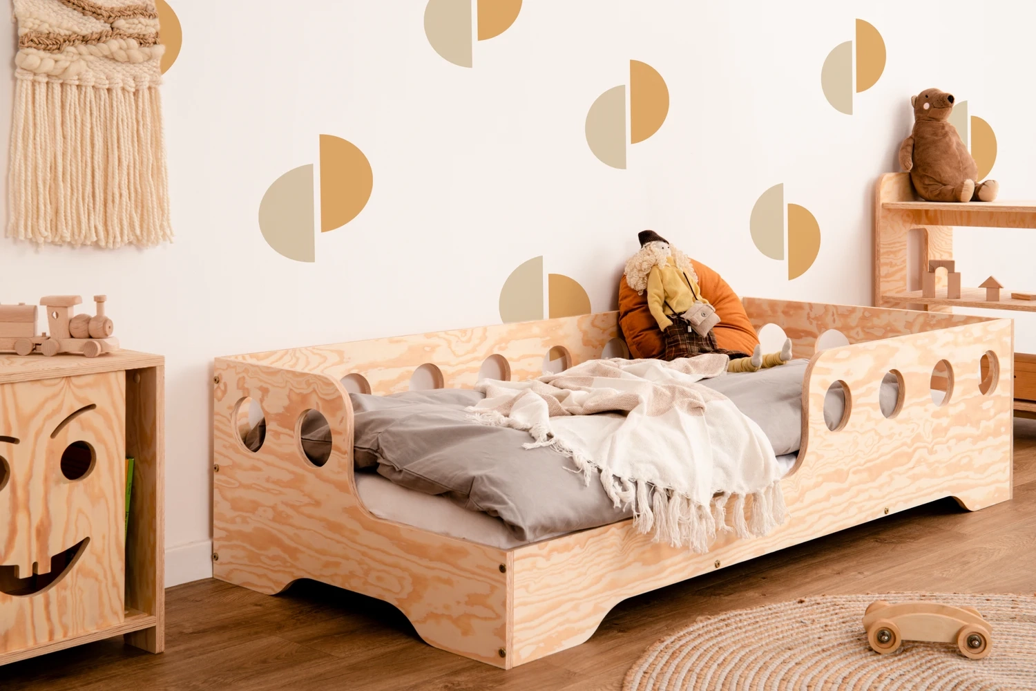 Einzelbett für Kinder mit Rausfallschutz und Lattenrost TILA 5 Montessori Holz (Wähle die Größe: 120x180 XL - Wähle die Farbe: Naturholz - Wähle die Einstiegsseite : Links)